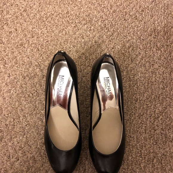Michael Kors Black Closed Round Toe Heels Size 8 - Picture 1 of 3